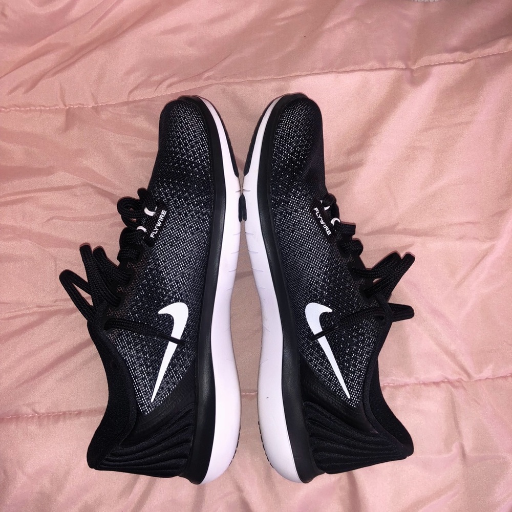 New Nike size 7.5 Sneakerssss